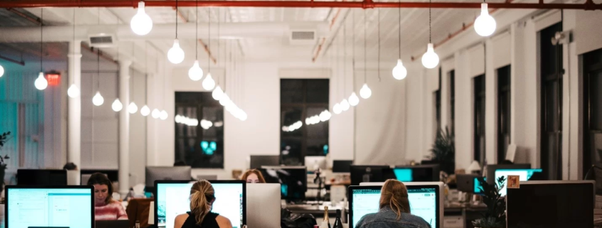 3 Semne că este timpul să vă reparați iluminatul de birou 1 iluminat birou cum afecteaza productivitatea